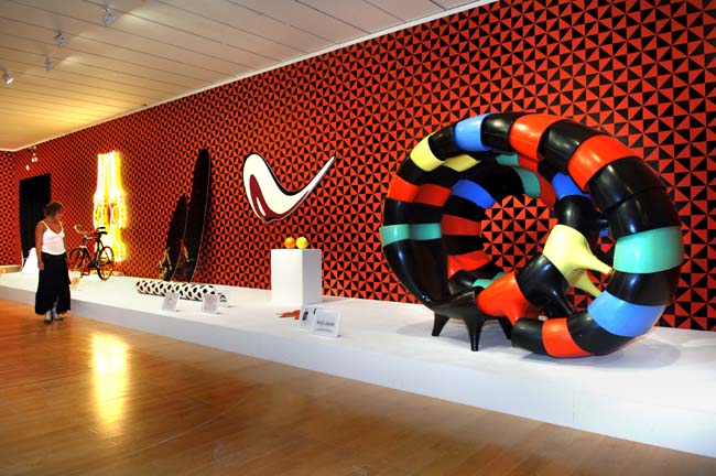 The Freak Show - Étienne Bossut,Valentin Carron,Maurizio Cattelan,Loris Cecchini,Delphine Coindet,Tony Cragg,François Curlet,Franck David,Philippe Decrauzat,Ivan Fayard,Peter Fischli & David Weiss,Sylvie Fleury,Kendell Geers,Le Gentil Garçon,Grout & Mazéas,Mark Handforth,Mona Hatoum,Jeppe Hein,James Hopkins,Véronique Joumard,Yayoï Kusama,Emmanuelle Lainé,Bertrand Lavier,Claude Lévêque,Didier Marcel,Christian Marclay,Mathieu Mercier,Petra Mrzyk & Jean-François Moriceau,Olaf Nicolai,Tony Oursler,Steven Parrino,Bruno Peinado,Laurent Perbos,Mick Peter,Jaimie Pitarch,Henrik Plenge Jakobsen,Guillaume Poulain,Delphine Reist,Lili Reynaud Dewar,Roman Signer,Terry Smith,Robert Stadler,Blair Thurman,Rirkrit Tiravanija,Gavin Turk,Ida Tursic & Wilfried Mille,Fabio Viscogliosi