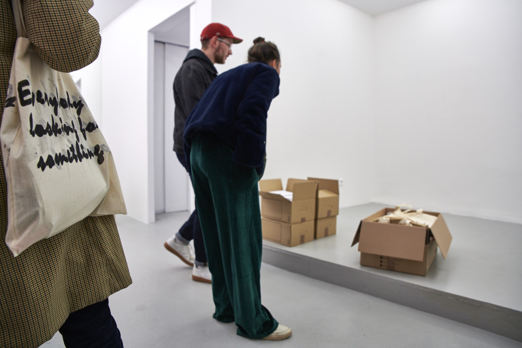 Everybody's looking for something - salle 2 (everything must go) - Camila Oliveira Fairclough