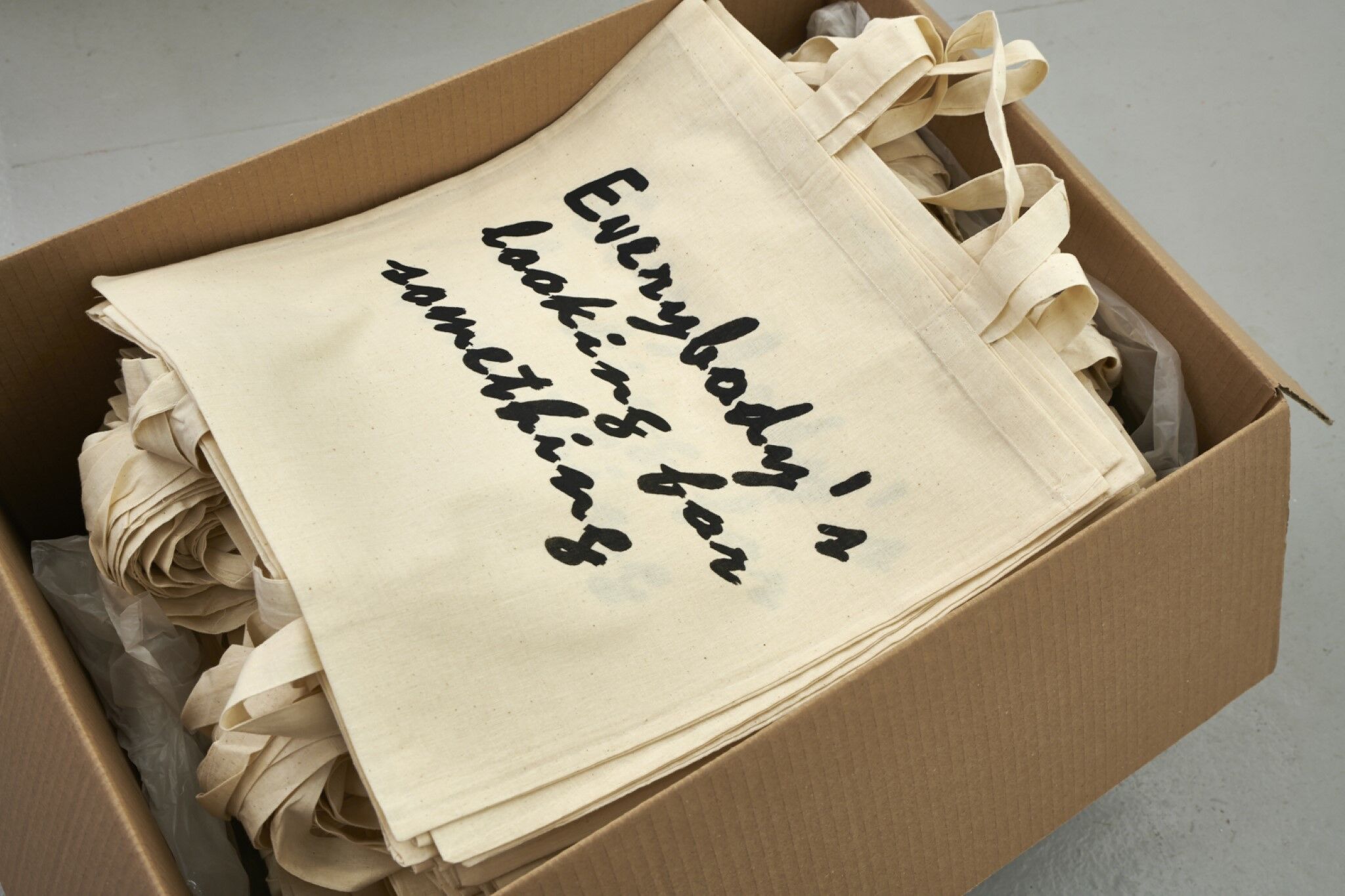 Everybody's looking for something - salle 2 (everything must go) - Camila Oliveira Fairclough