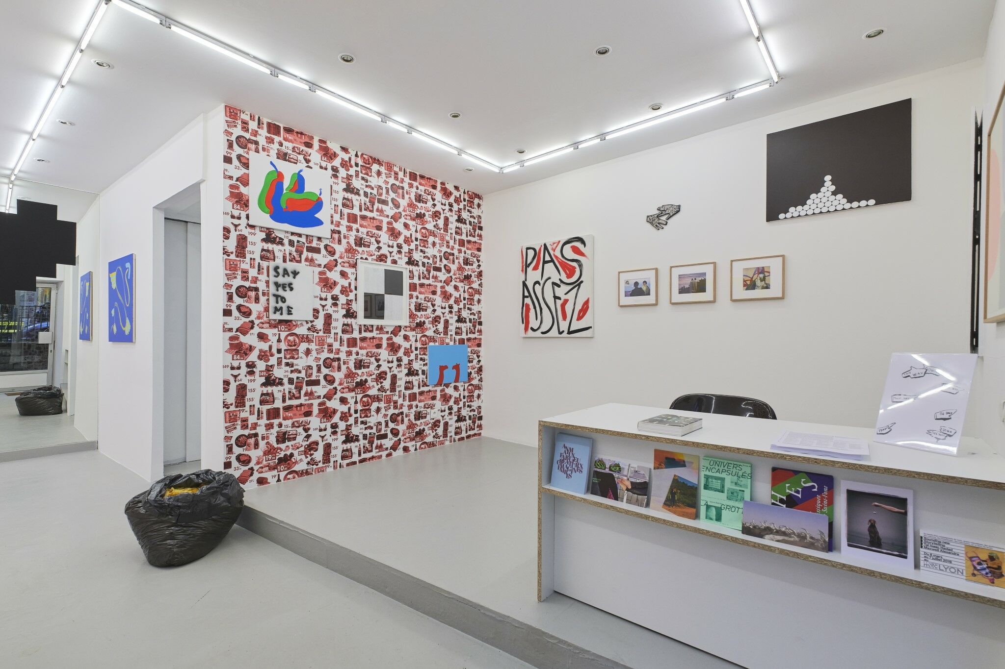 Everybody's looking for something - salle 3 (money, food, love) - Camila Oliveira Fairclough,Karina Bisch & Nicolas Chardon,Corentin Canesson,Valentin Carron,Claude Closky,Anne-Lise Coste,Raffaella Della Olga,Éléonore False,Sylvie Fanchon,Corita Kent,Jonathan Martin,Sophie Nys,Hugo Pernet,Christian Robert-Tissot,Alain Séchas,Sarah Tritz,Emmanuel Van der Meulen,Fabio Viscogliosi