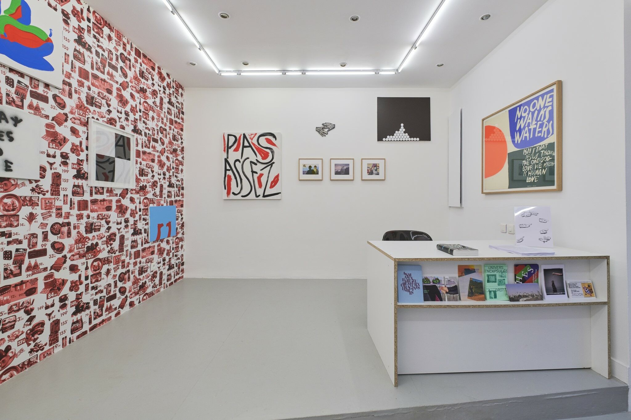 Everybody's looking for something - salle 3 (money, food, love) - Camila Oliveira Fairclough,Karina Bisch & Nicolas Chardon,Corentin Canesson,Valentin Carron,Claude Closky,Anne-Lise Coste,Raffaella Della Olga,Éléonore False,Sylvie Fanchon,Corita Kent,Jonathan Martin,Sophie Nys,Hugo Pernet,Christian Robert-Tissot,Alain Séchas,Sarah Tritz,Emmanuel Van der Meulen,Fabio Viscogliosi
