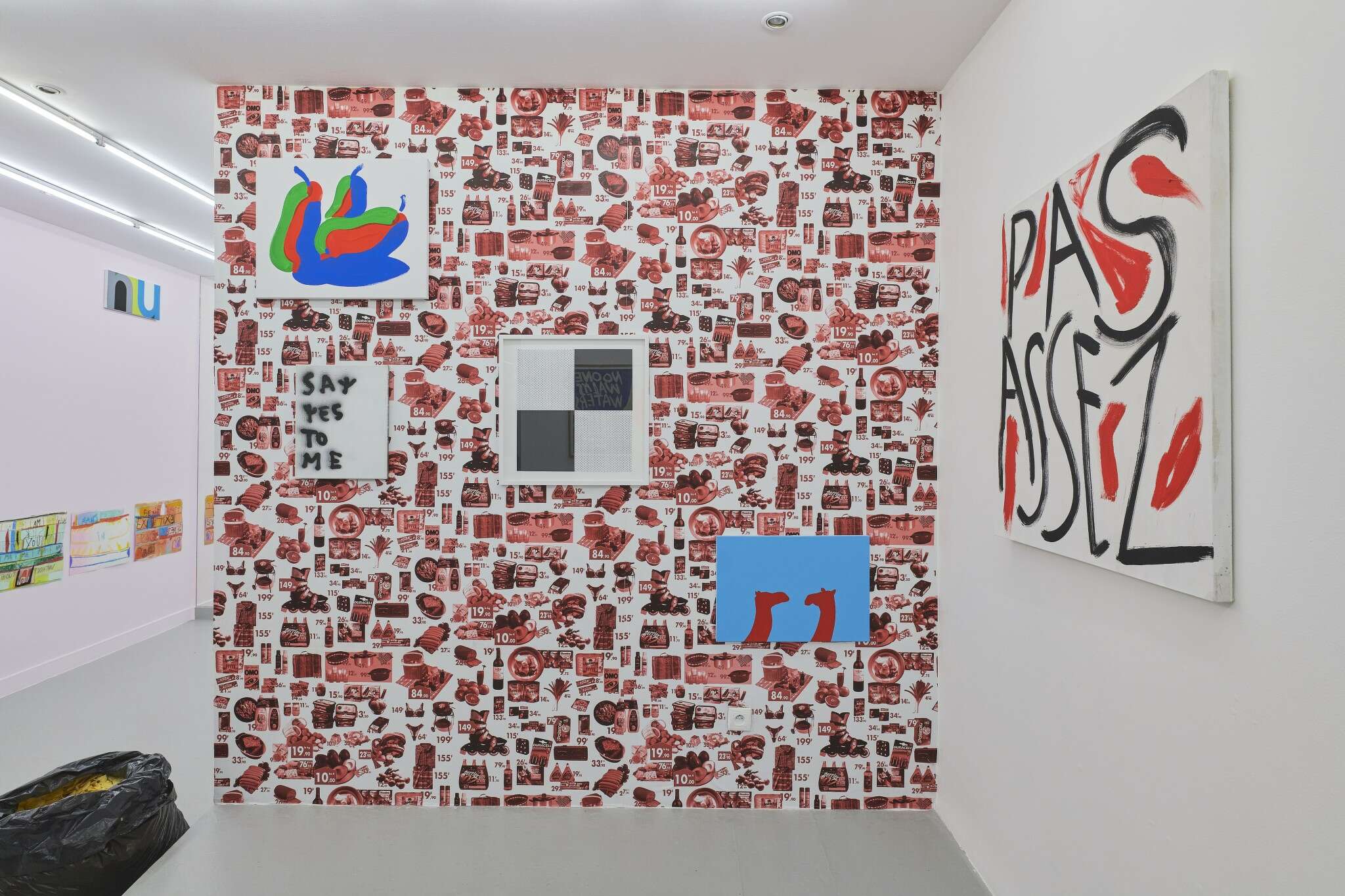 Everybody's looking for something - salle 3 (money, food, love) - Camila Oliveira Fairclough,Karina Bisch & Nicolas Chardon,Corentin Canesson,Valentin Carron,Claude Closky,Anne-Lise Coste,Raffaella Della Olga,Éléonore False,Sylvie Fanchon,Corita Kent,Jonathan Martin,Sophie Nys,Hugo Pernet,Christian Robert-Tissot,Alain Séchas,Sarah Tritz,Emmanuel Van der Meulen,Fabio Viscogliosi
